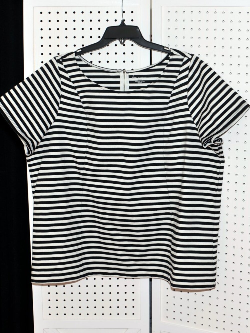 Plus Size 26/28 Lane Bryant Black & White Striped Short Sleeve Back Zip Top